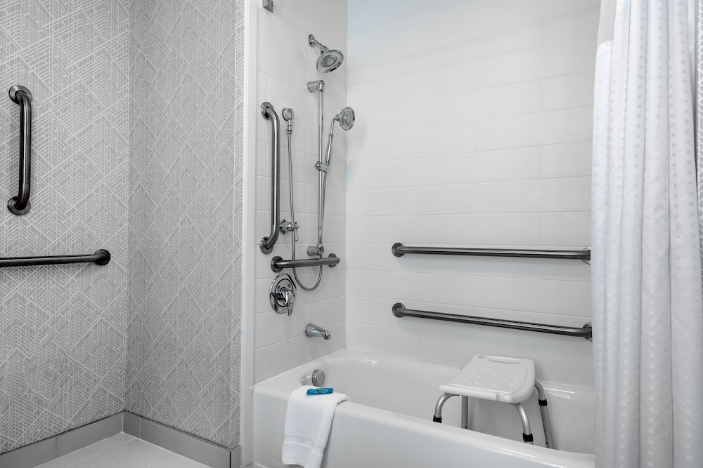 holiday inn express and suites charlotte airport by ihg