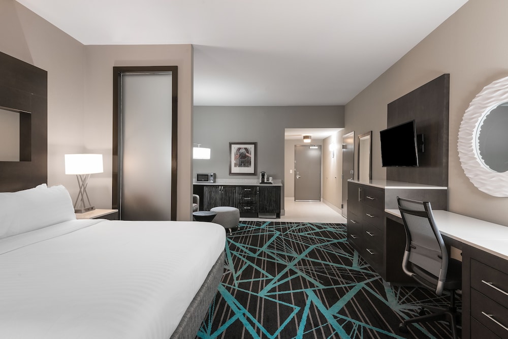 holiday inn express and suites charlotte airport by ihg