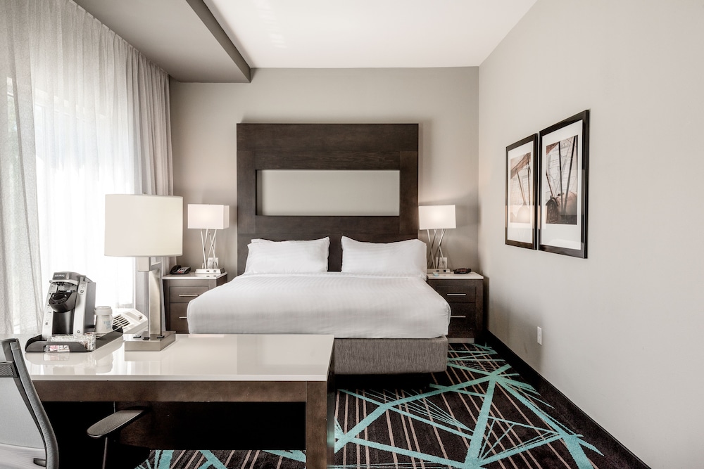 holiday inn express and suites charlotte airport by ihg