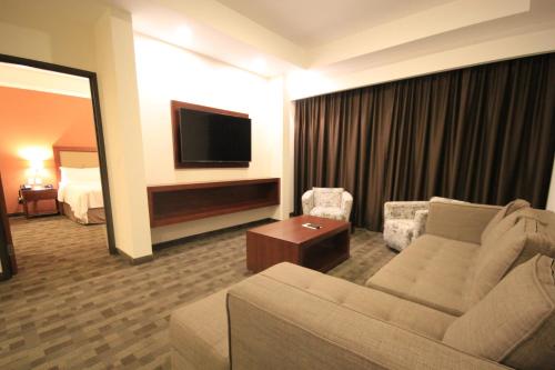 holiday inn leon plaza mayor by ihg