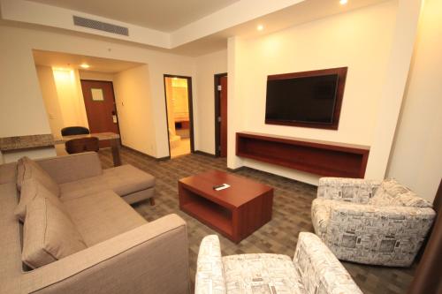 holiday inn leon plaza mayor by ihg