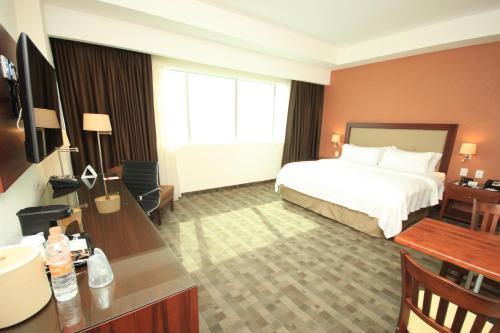 holiday inn leon plaza mayor by ihg