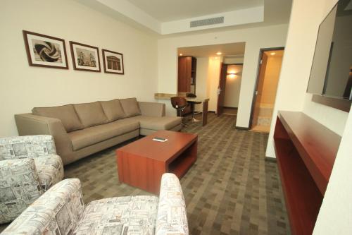 holiday inn leon plaza mayor by ihg