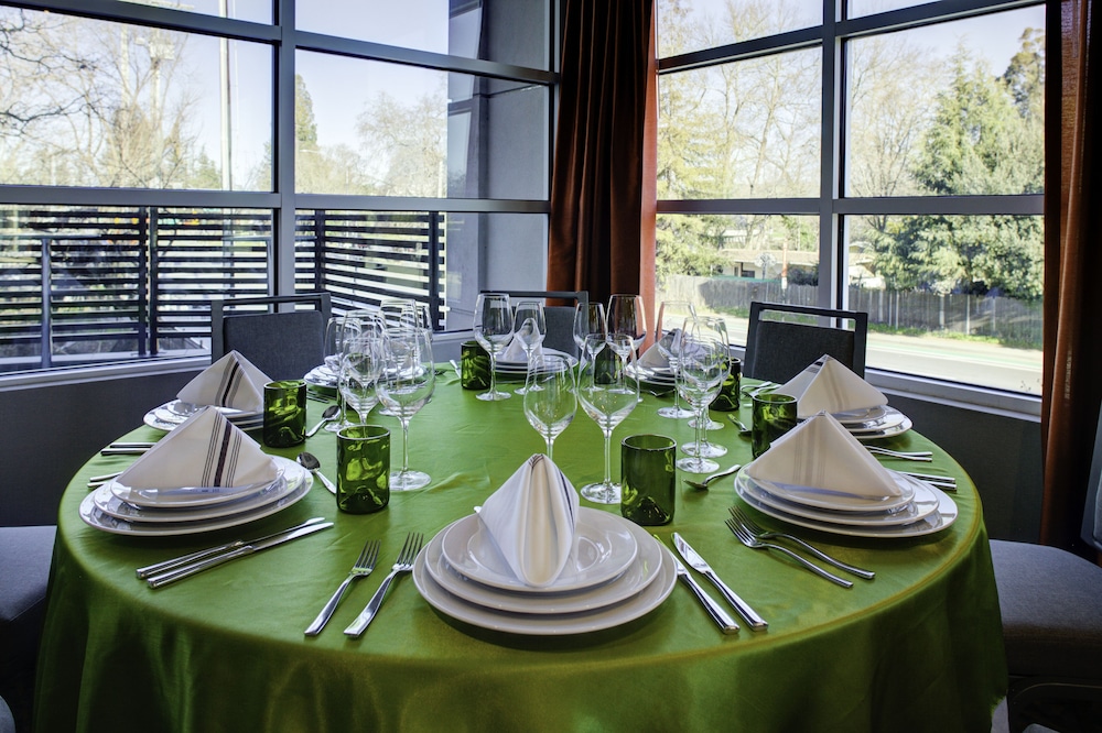 holiday inn windsor wine country by ihg