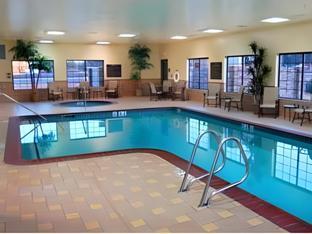 hampton inn and suites show low pinetop