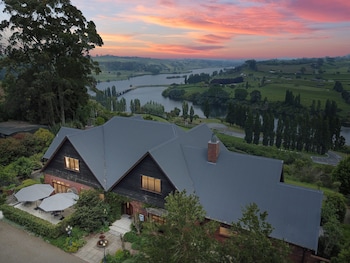 lake karapiro lodge