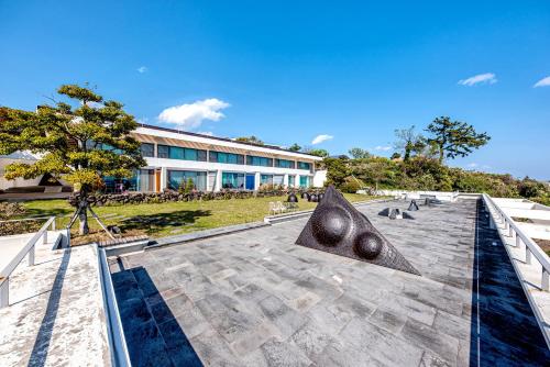 jeju bom stay and art gallery