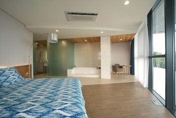 jeju bom stay and art gallery