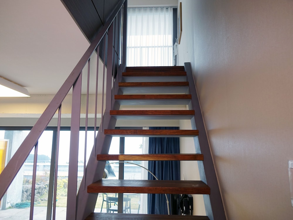 jeju bom stay and art gallery