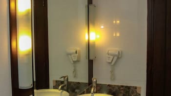 Tanza Oasis Hotel And Resort,Manila>>Cavite,4 star