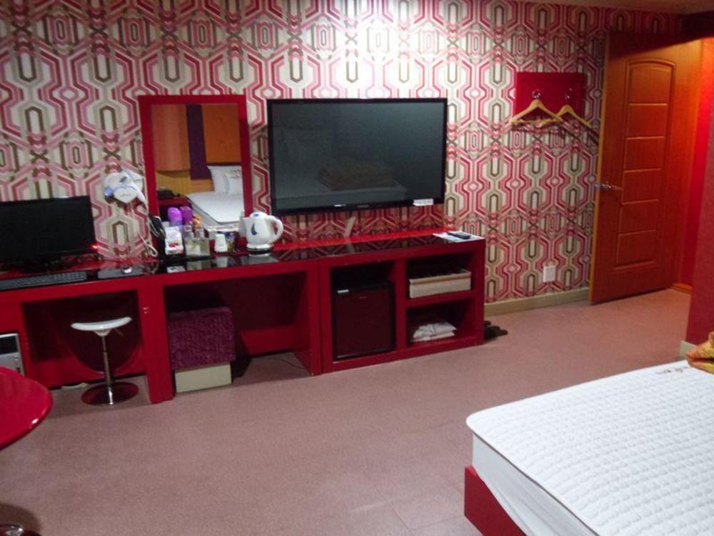 wow motel gupo station