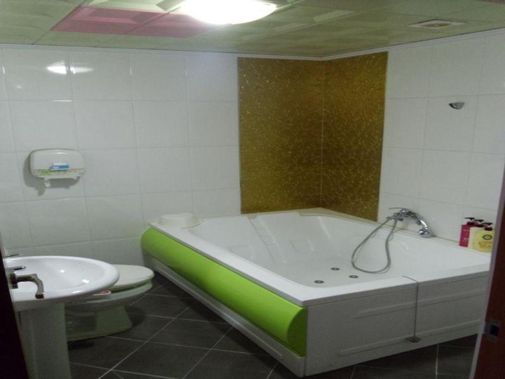 wow motel gupo station