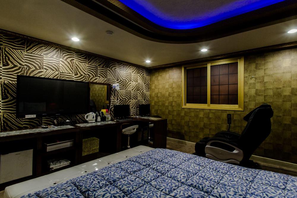 wow motel gupo station