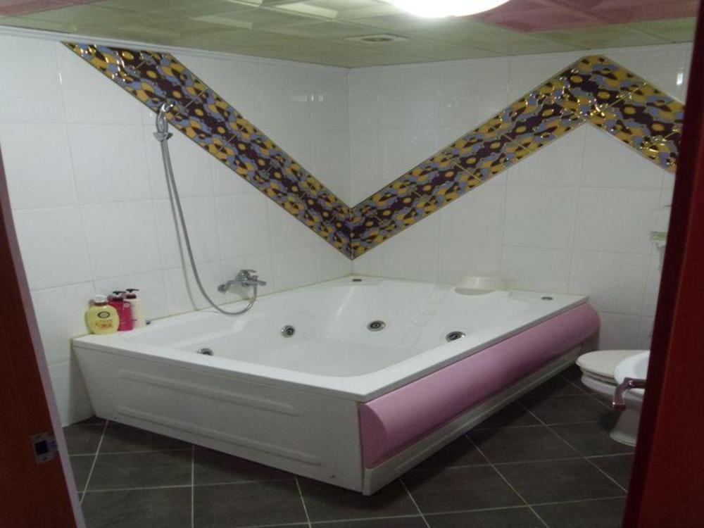 wow motel gupo station