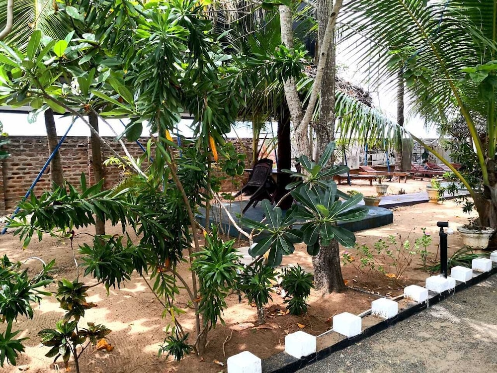 star rest beach hotel arugambay