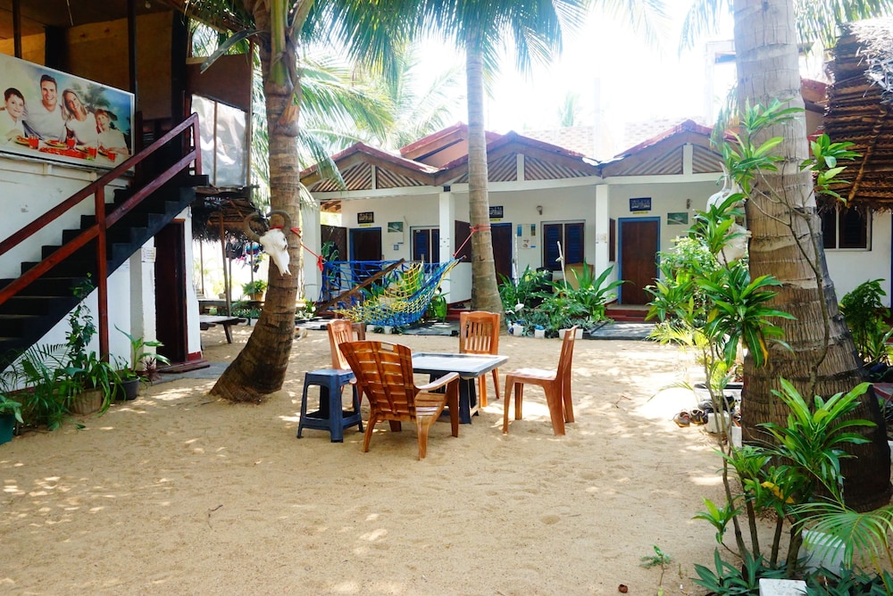 star rest beach hotel arugambay