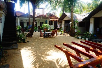 star rest beach hotel arugambay