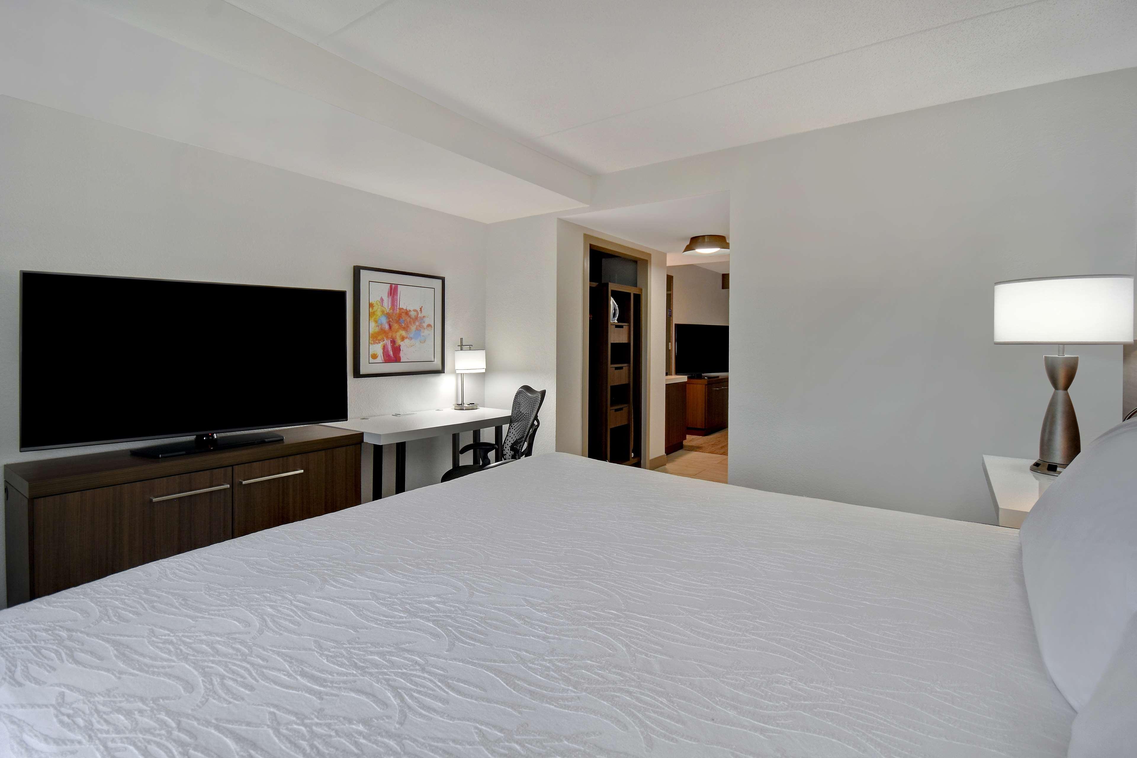hilton garden inn detroit metro airport