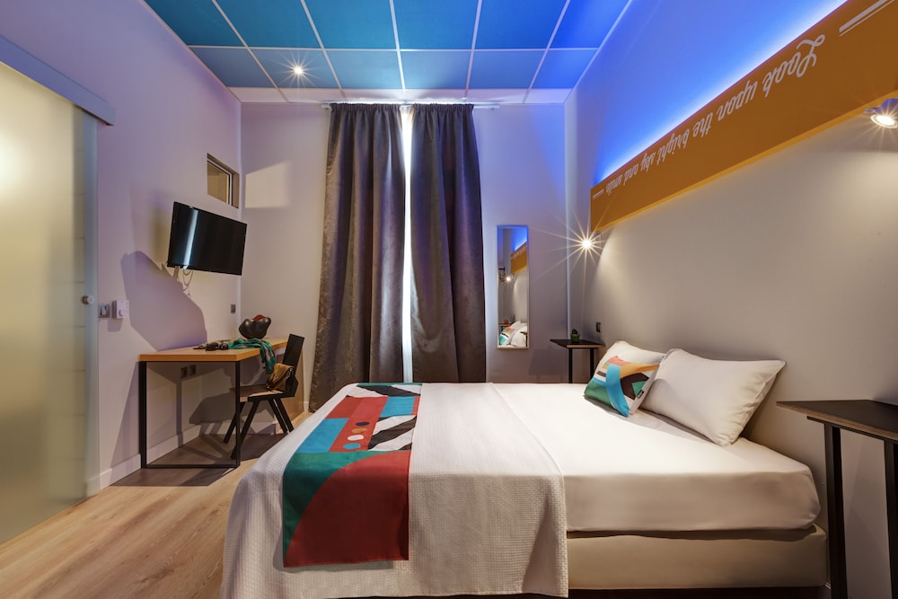 colors central ladadika