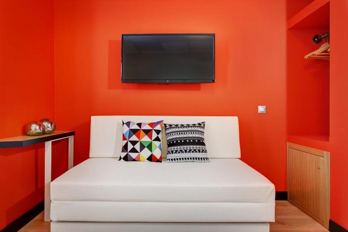 colors central ladadika