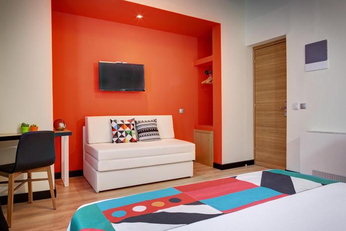 colors central ladadika