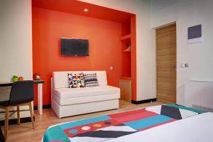 colors central ladadika