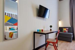 colors central ladadika