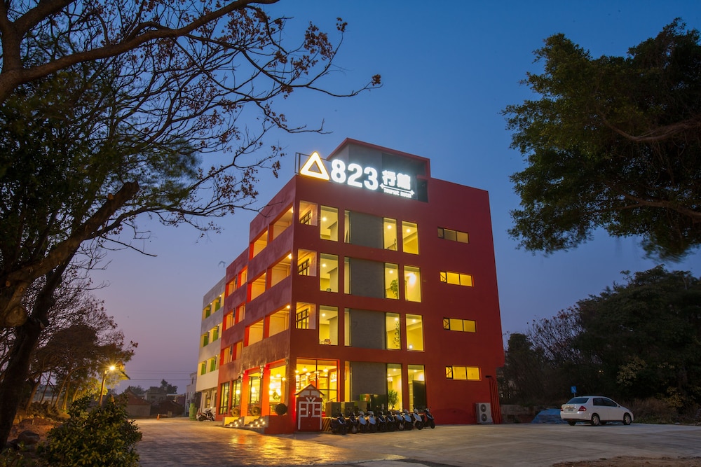 823 tourist hotel