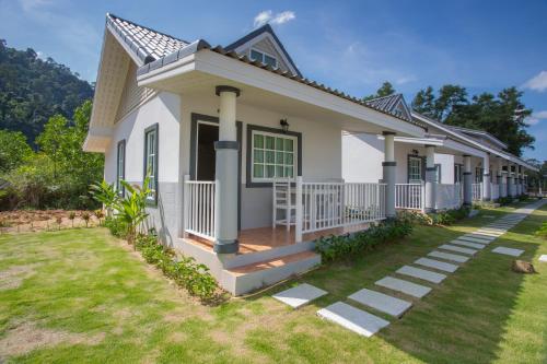 suksompong resort