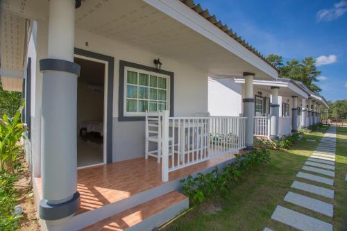 suksompong resort