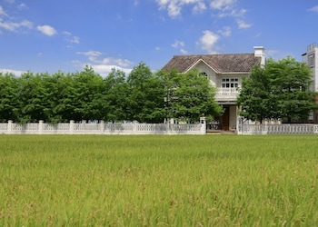 Dancing Butterfly Slide Family Inn,Near E-Long Goat Farm,3 star