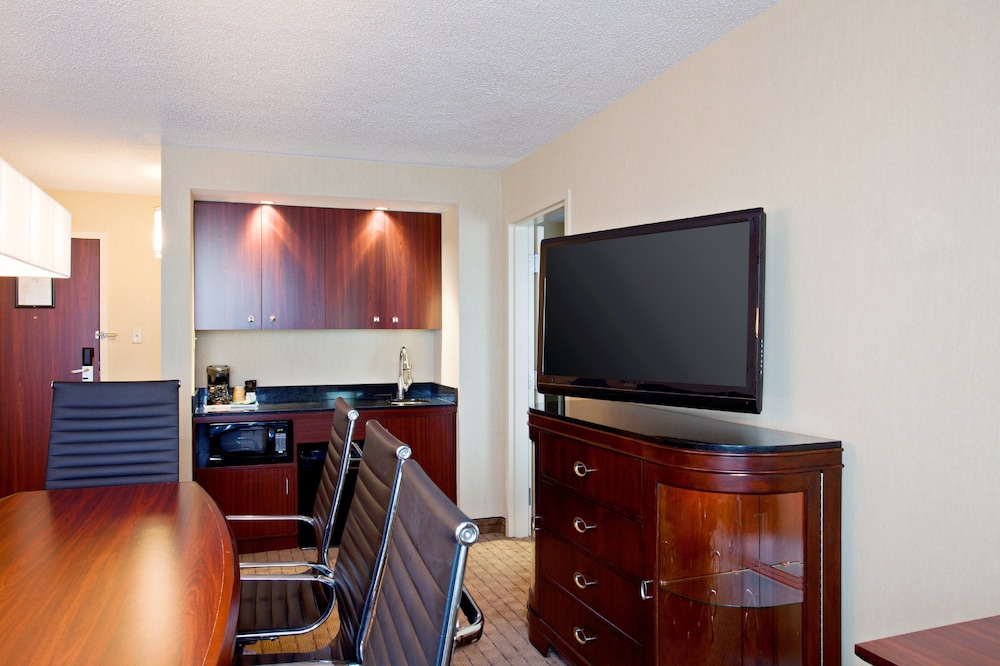 holiday inn and suites winnipeg downtown by ihg