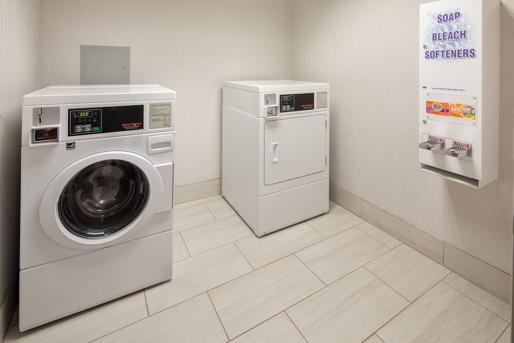 holiday inn express and suites bradley airport by ihg