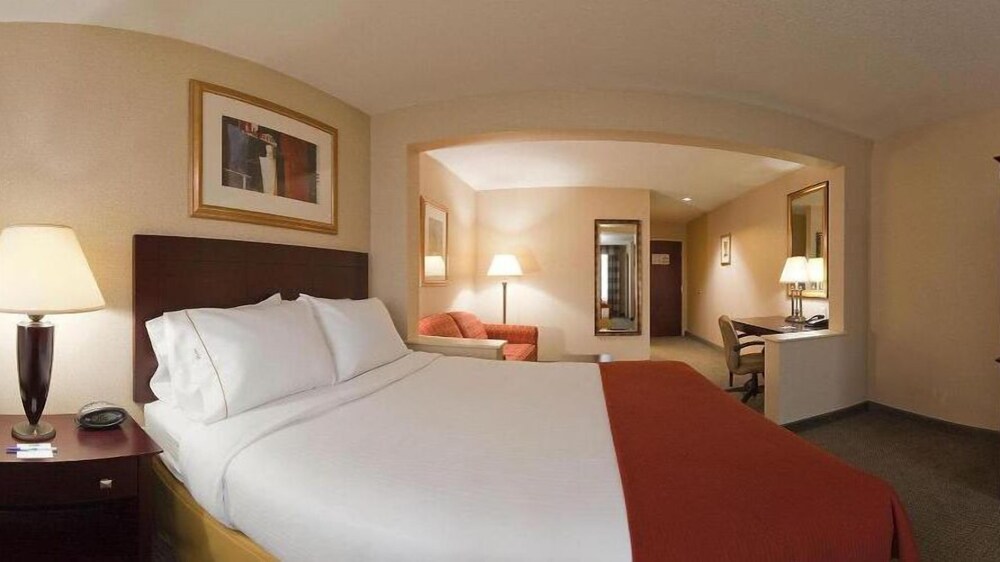 holiday inn express and suites bradley airport by ihg