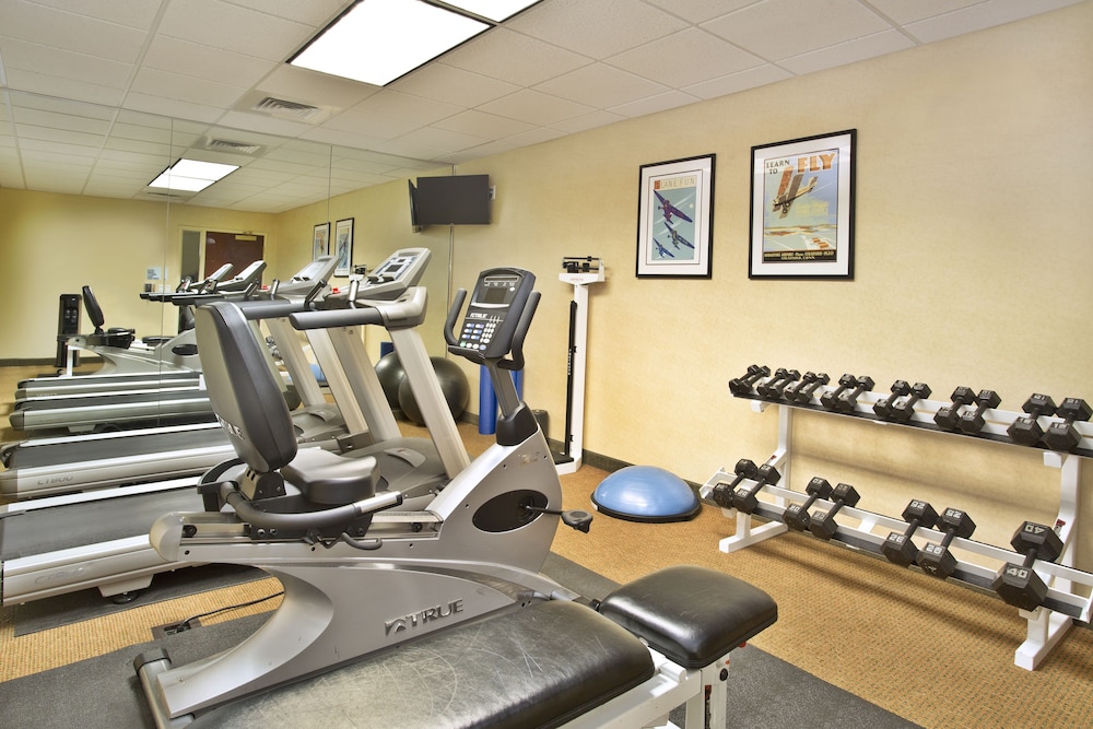 holiday inn express and suites bradley airport by ihg