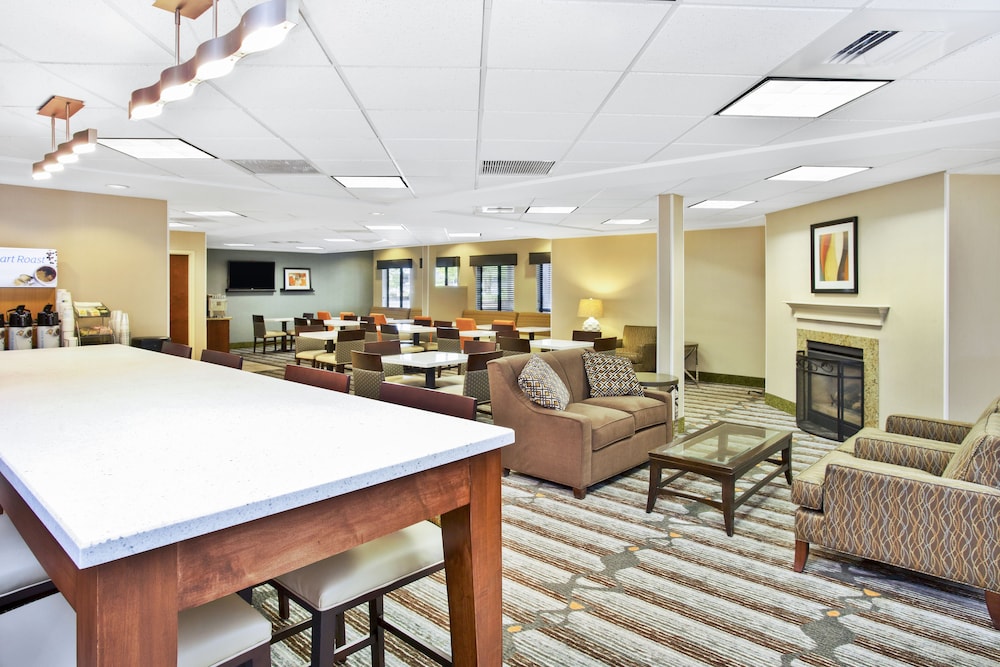 holiday inn express and suites bradley airport by ihg