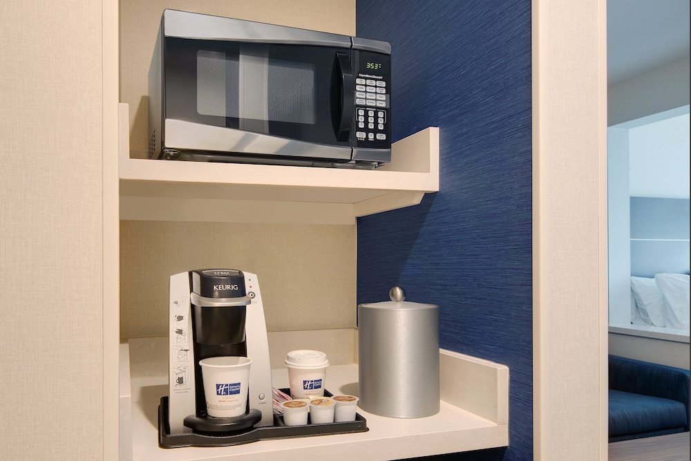 holiday inn express and suites bradley airport by ihg