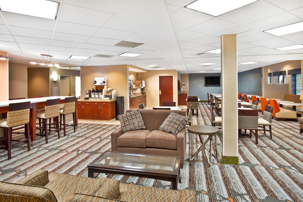 holiday inn express and suites bradley airport by ihg