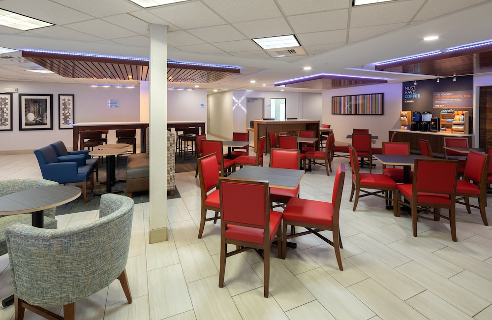 holiday inn express and suites bradley airport by ihg