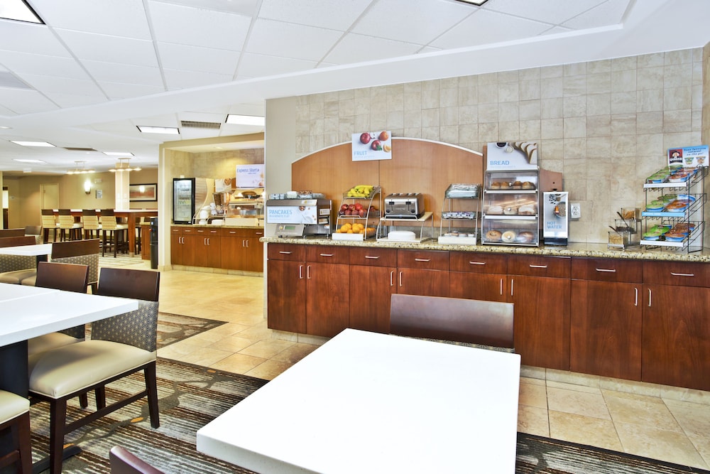 holiday inn express and suites bradley airport by ihg