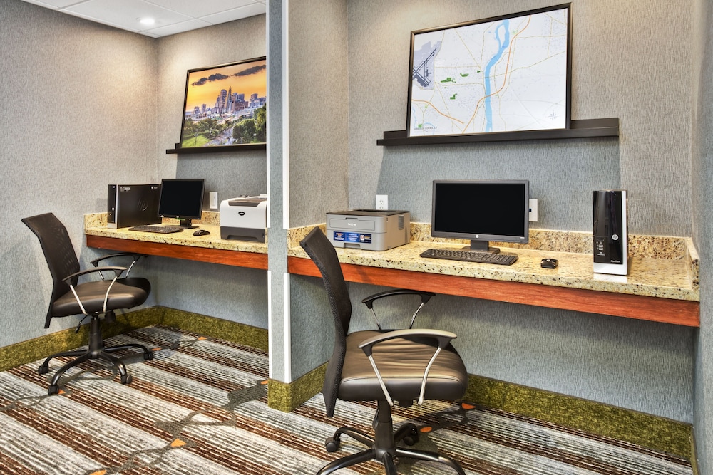 holiday inn express and suites bradley airport by ihg