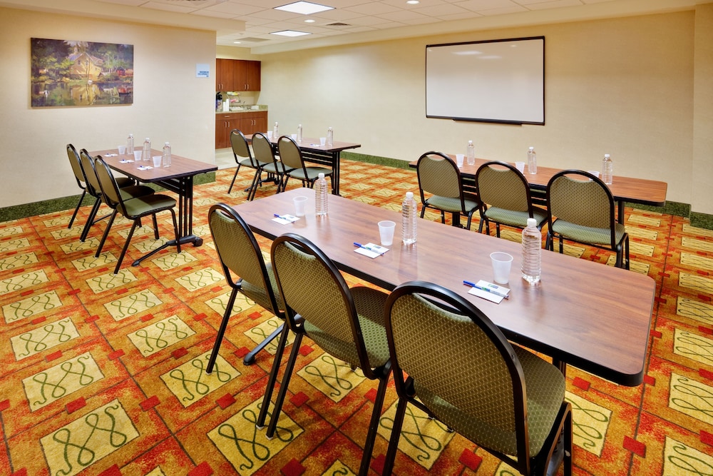 holiday inn express and suites bradley airport by ihg