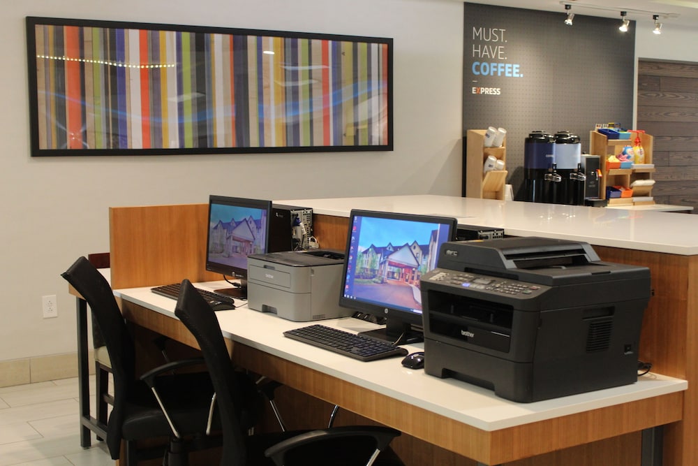 holiday inn express and suites bradley airport by ihg