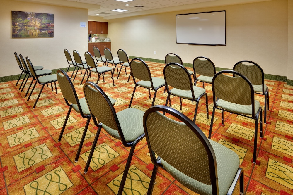 holiday inn express and suites bradley airport by ihg