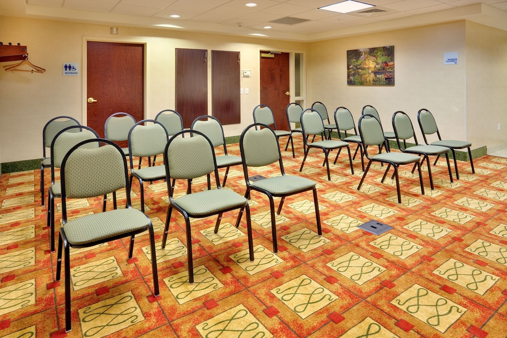 holiday inn express and suites bradley airport by ihg