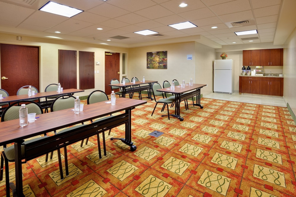 holiday inn express and suites bradley airport by ihg