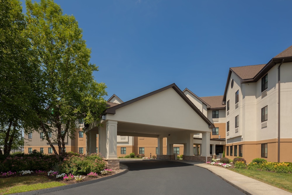 holiday inn express and suites bradley airport by ihg