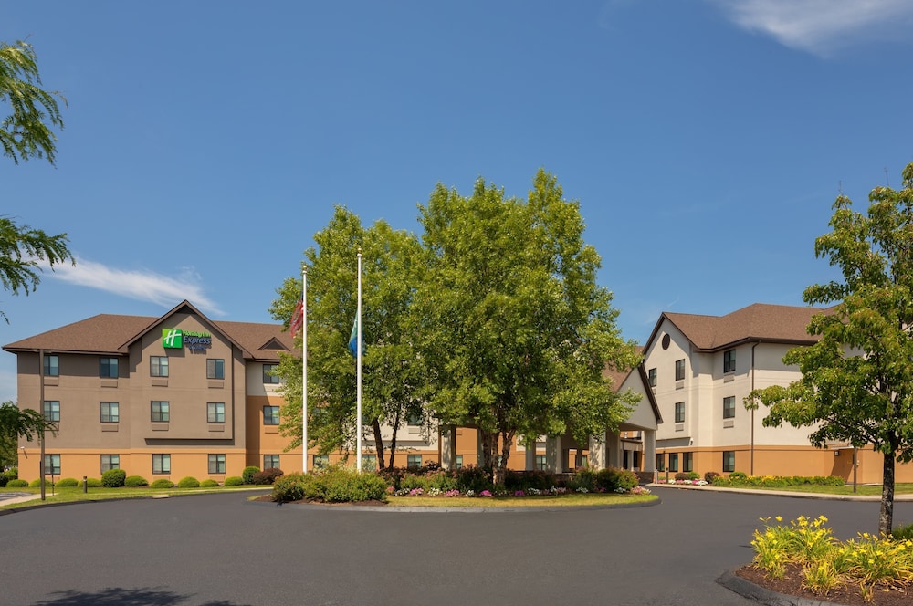 holiday inn express and suites bradley airport by ihg