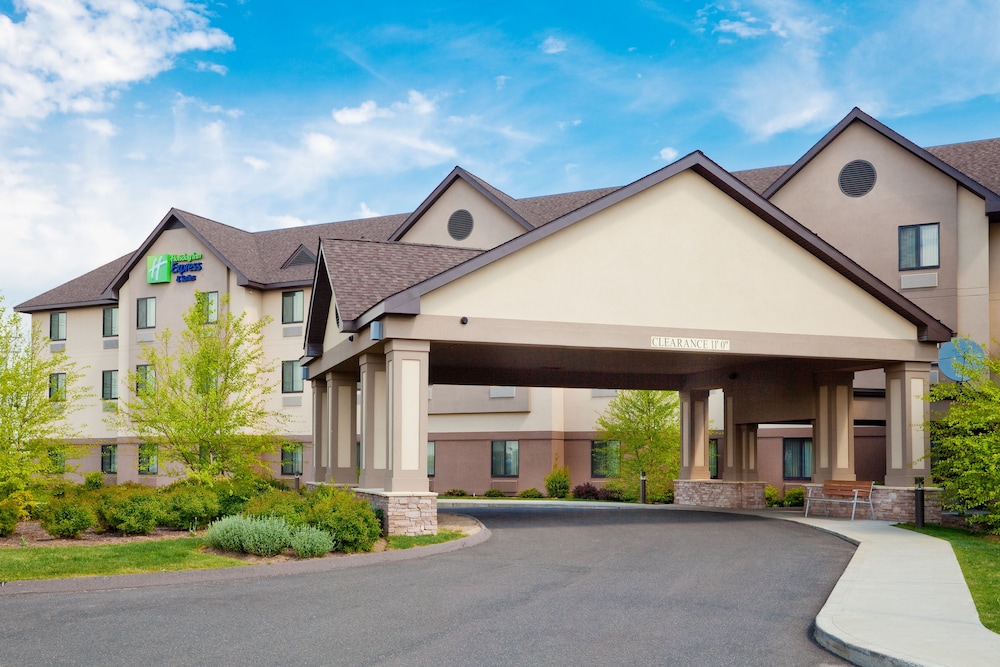 holiday inn express and suites bradley airport by ihg