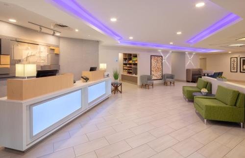 holiday inn express and suites bradley airport by ihg